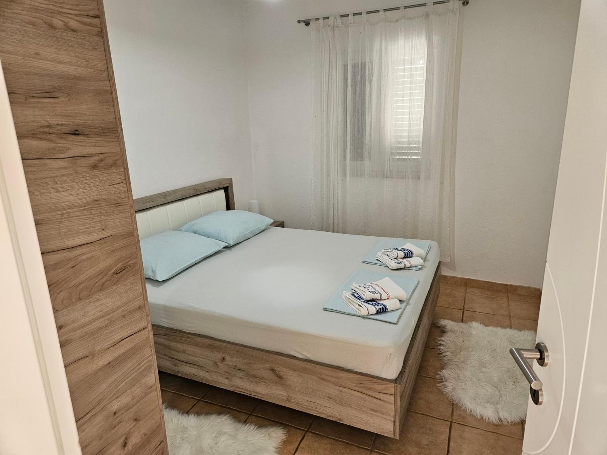 Apartments Mara Splitska Bagian luar foto